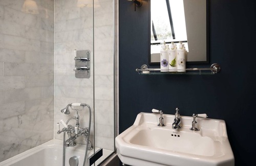 Henley Bed & Breakfast | The Bottle & Glass Inn - Garden View - Room 1