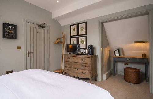 Henley Bed & Breakfast | The Bottle & Glass Inn - Garden View - Room 1