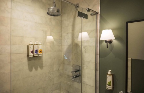 Henley Bed & Breakfast | The Bottle & Glass Inn - Barn View - Room 2