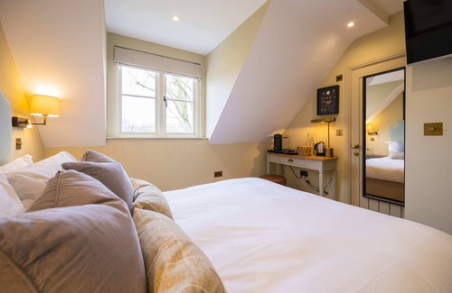 Henley Bed & Breakfast | The Bottle & Glass Inn - Barn View - Room 2