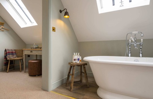 Henley Bed & Breakfast | The Bottle & Glass Inn - Deluxe inc bath - Room 3
