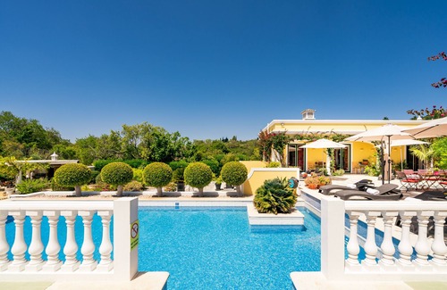 Loule Villa | The BougainVilla is privately situated and an absolute jewel in the Algarve.