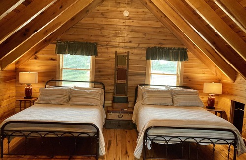 Springfield Cabin | The Bourbon Lodge - Log home escape, Bourbon Trail, sunsets, peaceful retreat