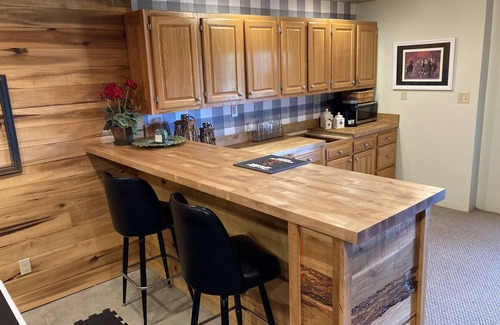 Springfield Cabin | The Bourbon Lodge - Log home escape, Bourbon Trail, sunsets, peaceful retreat