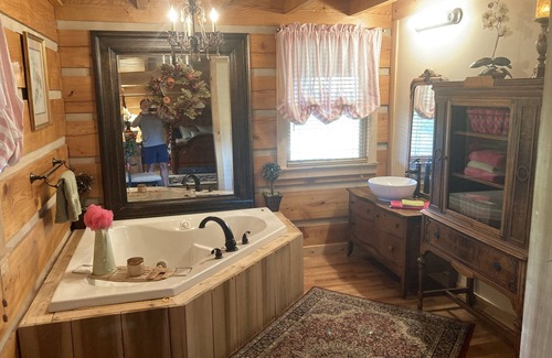 Springfield Cabin | The Bourbon Lodge - Log home escape, Bourbon Trail, sunsets, peaceful retreat