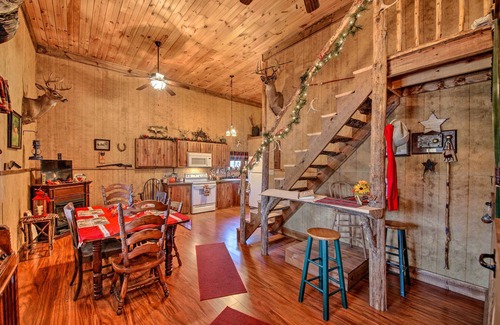 Florence Cabin | 'The Bovard Lodge' Rustic Cabin Near Ohio River!