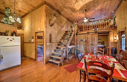 Florence Cabin | 'The Bovard Lodge' Rustic Cabin Near Ohio River!