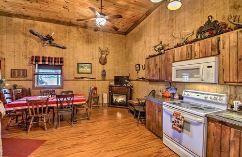 Florence Cabin | 'The Bovard Lodge' Rustic Cabin Near Ohio River!