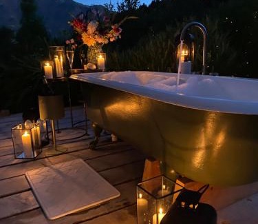 Closeburn Villa | The Box Car with Outdoor Private Bath