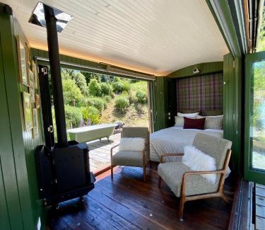 Closeburn Villa | The Box Car with Outdoor Private Bath