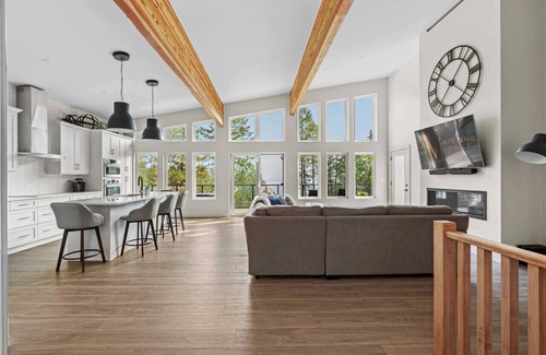 East Kootenay House | The Brae Cabin | Luxury | Lake Views | Large Deck
