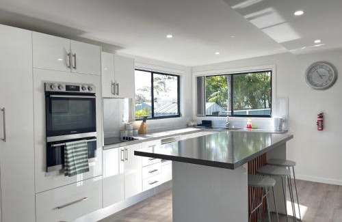 St. Georges Basin House | The Branch by the Basin Family Escape with Sunset Views