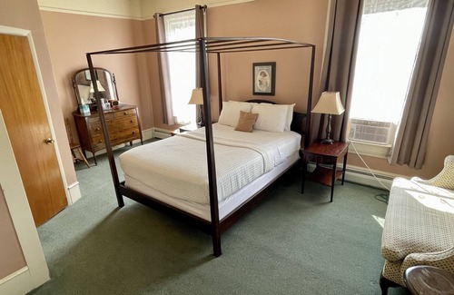 Brandon Hotel | The Brandon Inn - Fourth Floor Queen Room