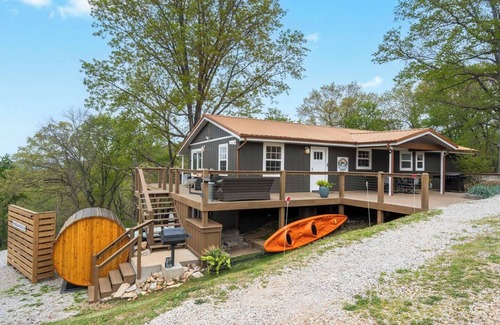 Omaha House | The Breakaway at Table Rock- Sauna, Hot Tub, Kayak, Full Upper and Lower Porches