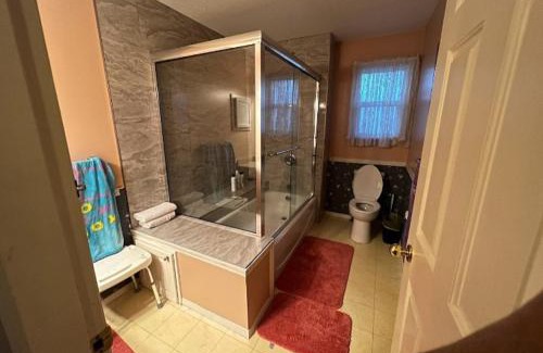 Townline Hill Bed & Breakfast | The Breakfast Suite with 2 Queen beds in Fraser Valley Getaway R1