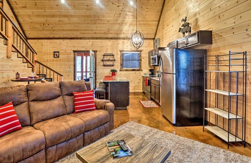 Broken Bow Cabin | 'The Breeze' - Broken Bow Cabin w/Hot Tub & Deck!