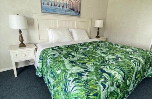 Topsail Beach Hotel | The Breezeway Motel & Resturant