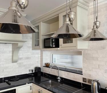 Golders Green Apartment | The Brent Cross Suite