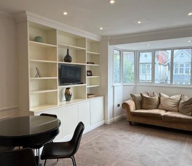 Golders Green Apartment | The Brent Cross Suite