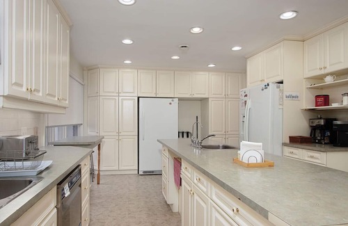 Zurich Bed & Breakfast | The Brentwood Waterfront Retreat