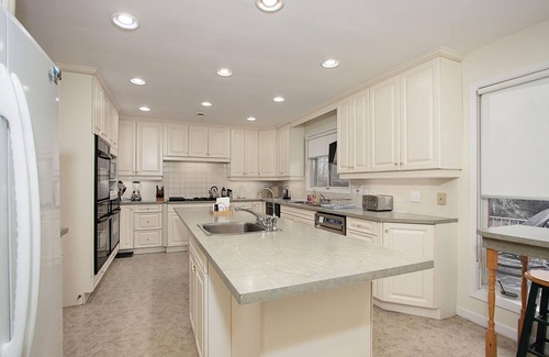 Zurich Bed & Breakfast | The Brentwood Waterfront Retreat