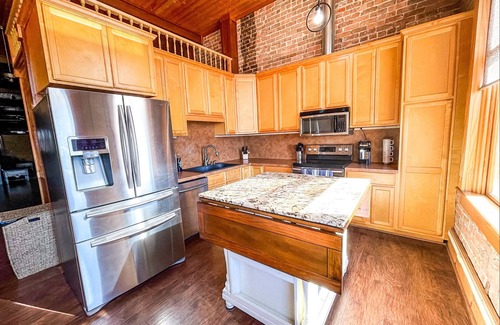 Nacogdoches Condo | The Brick Street Suite, high ceilings, historic brick street location