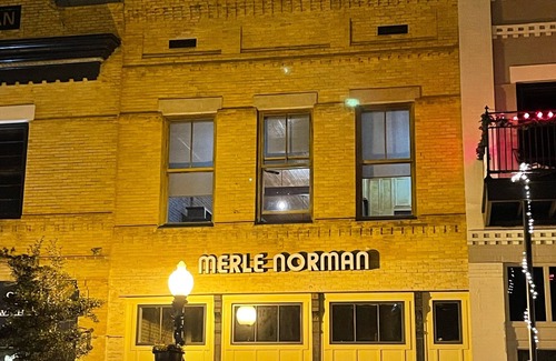 Nacogdoches Condo | The Brick Street Suite, high ceilings, historic brick street location