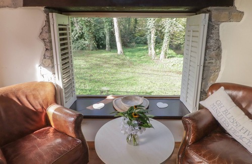 Nantgarw Cottage | THE BRIDAL ROOM, romantic, luxury holiday cottage in Cardiff