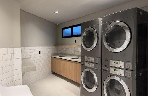 Centro Apartment | The Bridge by Xtay -Estúdios em Floripa com Piscina no Rooftop e Academia Completa, Próximos das Praias Populares