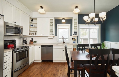 Holland House | "The Bridgeport" Luxury Townhome, Pool, Hot Tub, Golf Membership, Near Lake and Beaches