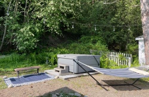 Frankfort House | The Bright And Breezy - Lakefront With Spa!