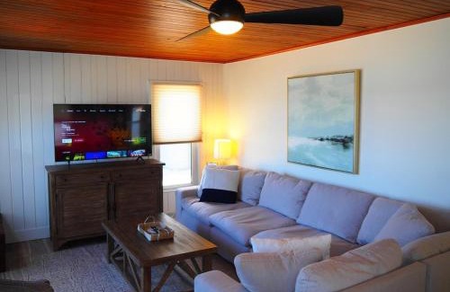 Frankfort House | The Bright And Breezy - Lakefront With Spa!