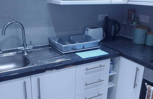 East End Apartment | The Bright and Spacious Holiday Retreat !5 minutes to the city centre!