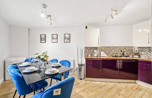 Bristol Floating Harbour Apartment | The Bristol Harbourside Apartments - Sleeps 16