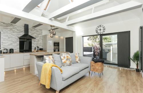 Herne Bay Villa | The Broadway Beach House with Hot tub
