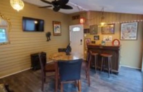 Ashfield Bed & Breakfast | THE BROADWAY ROOM AT TRAILS END B&B