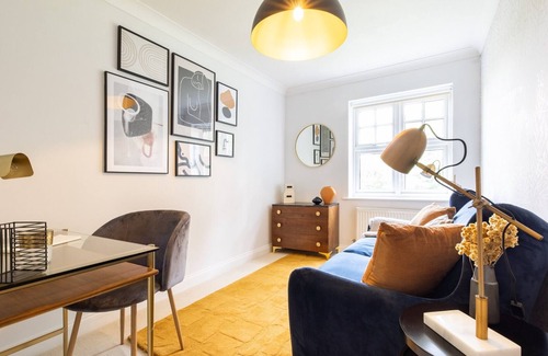 Herne Hill Apartment | The Brockwell Park Escape - Bright 2BDR Flat with Parking