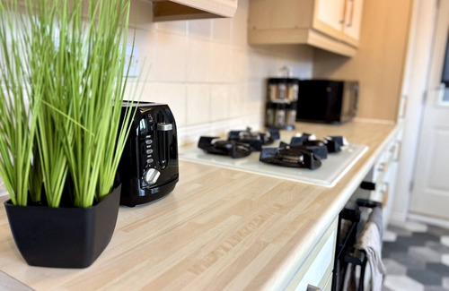 Thorpe Satchville House | The Bromwich Townhouse | Parking | WiFi | 3 bed