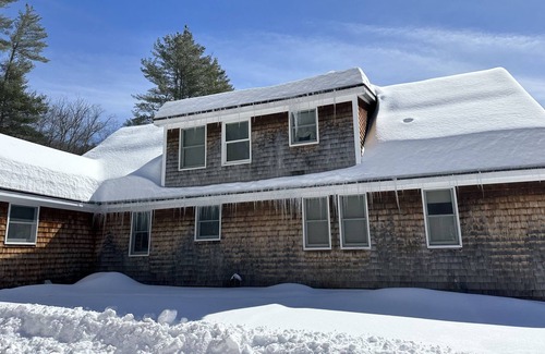 Bethel House | The Brook Cottage ~ Cozy & Dog Friendly!