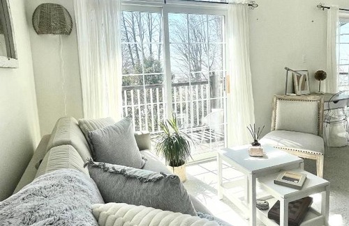 Malahide Ski Chalet | The Bruce Beach House - Cozy cottage by the lake!