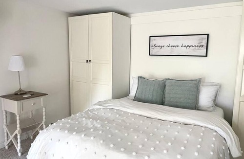 Malahide Ski Chalet | The Bruce Beach House - Cozy cottage by the lake!