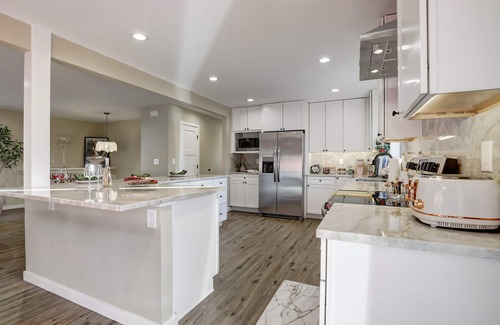 Allendale Area House | The Bubbly Bungalow | Photo Booth + Champagne Glass Wall