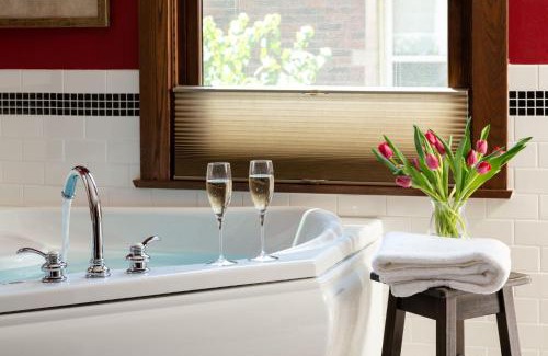Regent Bed & Breakfast | The Buckingham Inn