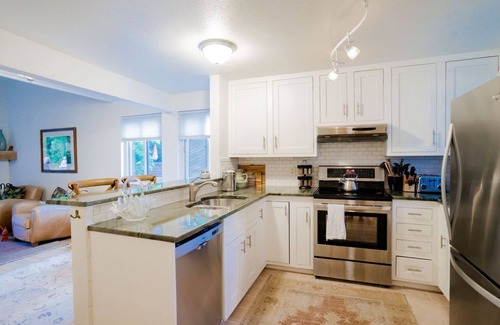 Glenwood Grove - North Iris House | The Buddha House - Luxurious North Boulder Retreat