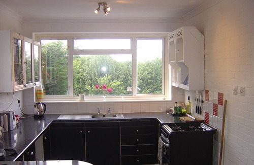 Crawley Down House | THE BUDDHA ROOM (QUIET COSY & CLEAN) 15 MINS FROM GATWICK.
