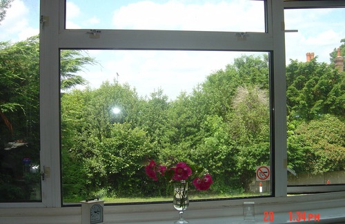 Crawley Down House | THE BUDDHA ROOM (QUIET COSY & CLEAN) 15 MINS FROM GATWICK.