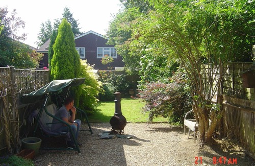 Crawley Down House | THE BUDDHA ROOM (QUIET COSY & CLEAN) 15 MINS FROM GATWICK.