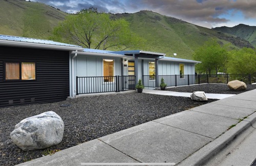 Riggins House | The Building on The River R&R