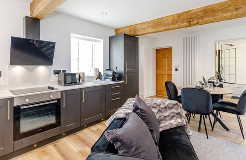 Selby Cottage | THE BULWARK, romantic, with hot tub in Drax, North Yorkshire