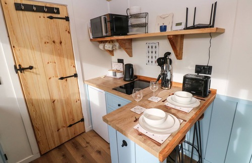 Cosheston Cottage | THE BUMBLEBEE, pet friendly, with open fire in Lamphey